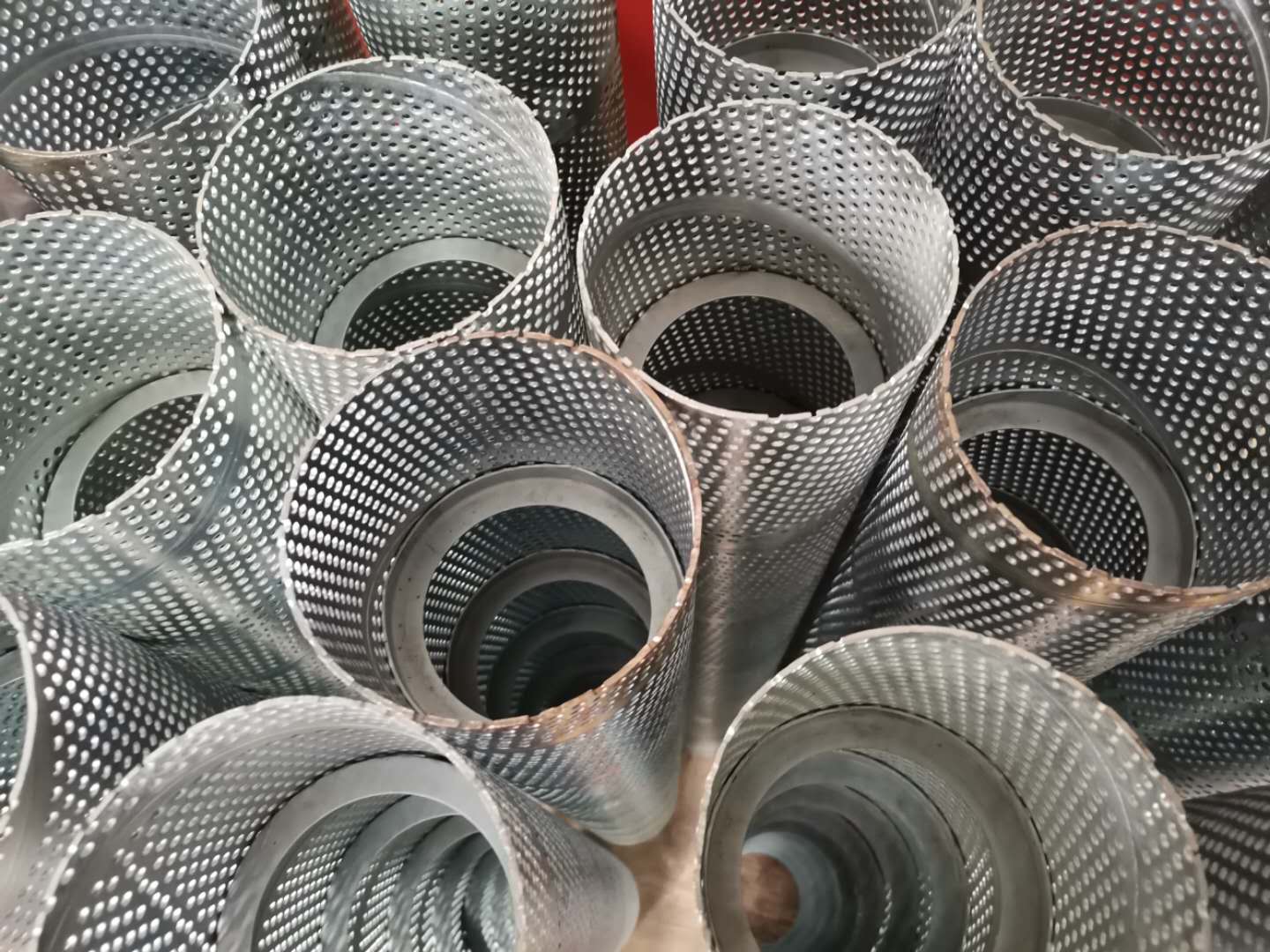 不銹鋼沖孔螺旋焊接管沖孔濾芯。